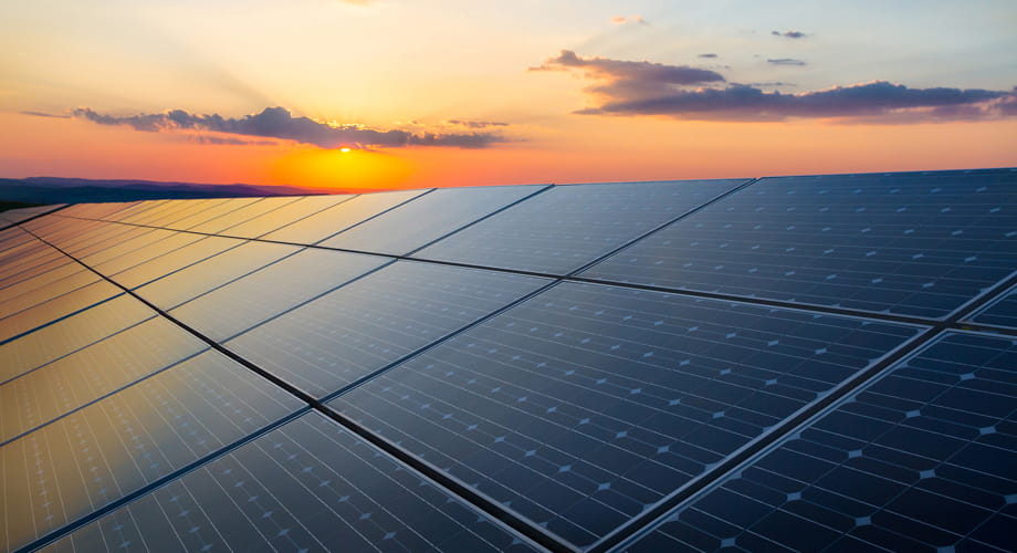 «ابندنس سولار بانل اندستريز» تنشئ مصنعاً للألواح الشمسية بتكلفة 55 مليون درهم في كيزاد